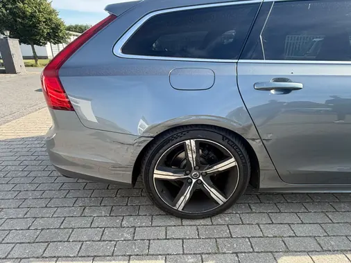 Streifschaden an der hinteren Seitenwand eines Volvo Kombi