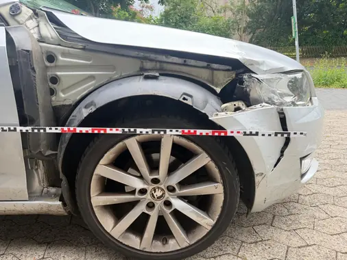 Skoda mit schwerem Frontschaden, Vermessung mit Maßstab