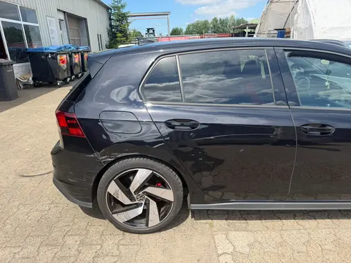 Seitenansicht eines VW Golf bei der Schadenaufnahme